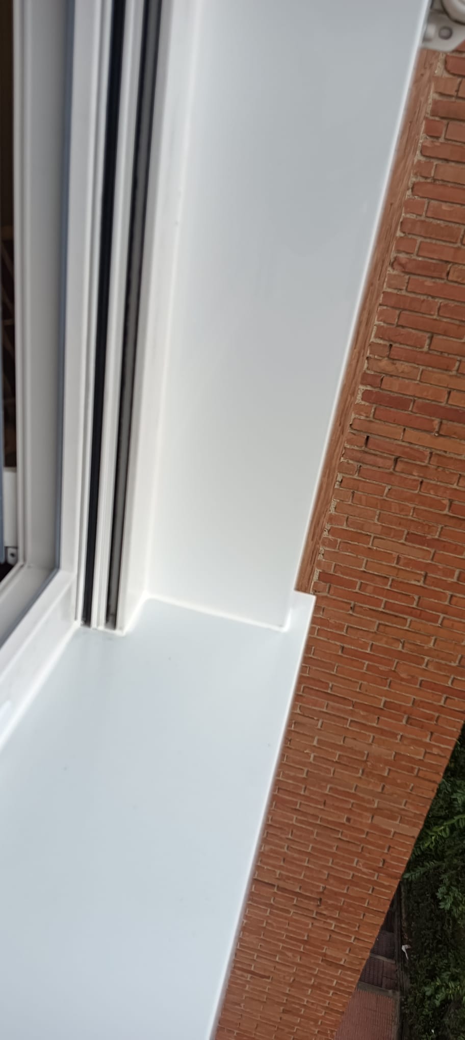 VENTANAS VIVIENDA CON EMBOCADURA DE CHAPA POR LA PARTE EXTERIOR